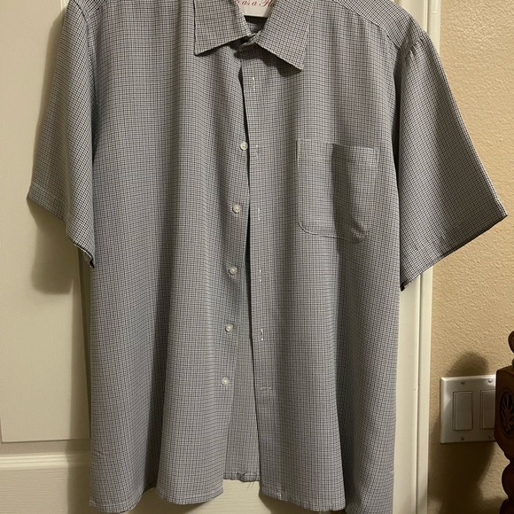Short sleeve button up shirt 👕 - Picture 2 of 3